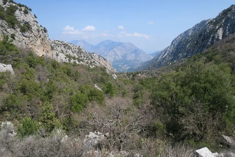 Der Ausblick auf das bewaldete Tal unterhalb der Stadtmauern von Termessos. 