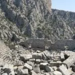 Das antike Theater von Termessos steht mit seinen 5.000 Sitzplätzen auf einem Berggipfel unterhalb des Berges Solymos.