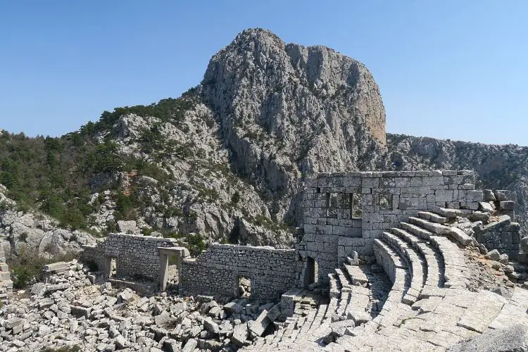 Der rechte Teil des Theaters von Termessos mit Blick von den hinteren Sitzreihen auf den Berg Solymos. 