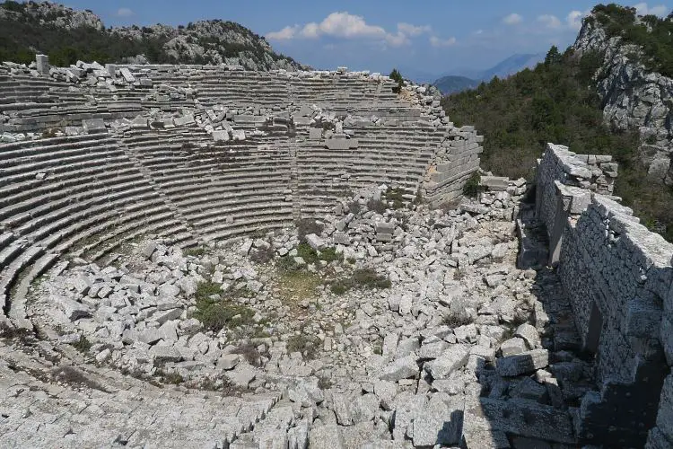 Der Ausblick von der obersten Sitzreihe des Theaters von Termessos auf die Sitzreihen des Theaters von Termessos. 