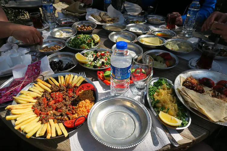 Ein Tisch voller kleiner Teller mit Essen der Yörük Nomaden. 