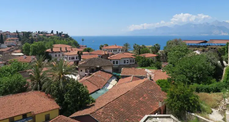 Der Blick nahe dem Yivili Minare in Antalya zeigt die roten Ziegeldächer, das Meer, Palmen und andere interessante Orte in der Alstadt von Antalya. 