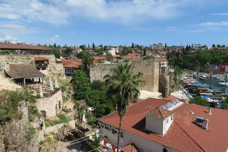 Die Hafenmauern in Antalyas Innenstadt in der Türkei. 