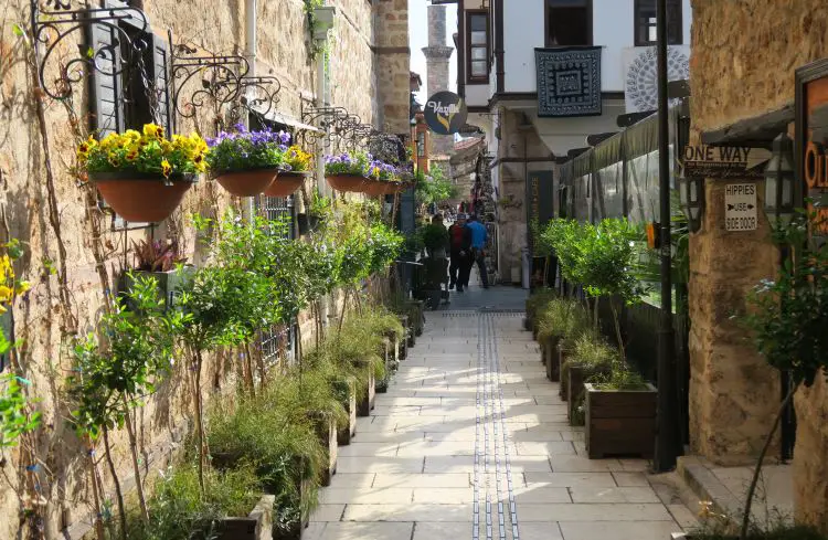 Die schmalen mit osmanischen Steinhäusern, Blumenbeeten und Topfplanzen umgebenen Gassen in Antalyas Alstadt Kaleici.