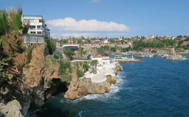 Der Blick auf die 40m hohen Klippen am Hafen von Antalya mit einer Grotte auf Meeresniveau. 