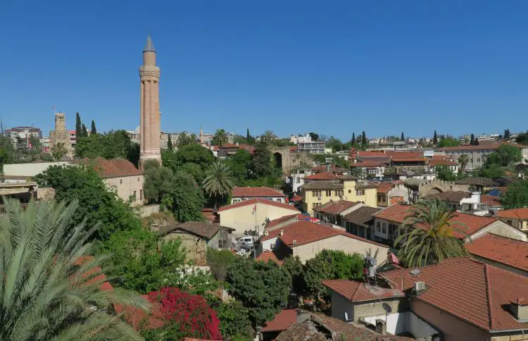 Das gerillte Minarett sticht oberhalb den roten Dächern in Antalyas Altstadt deutlich hervor. 