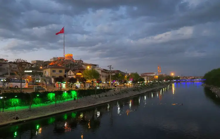 Der rote Fluss und die Innenstadt von Avanos mit der kleinen Festung in der Nacht.
