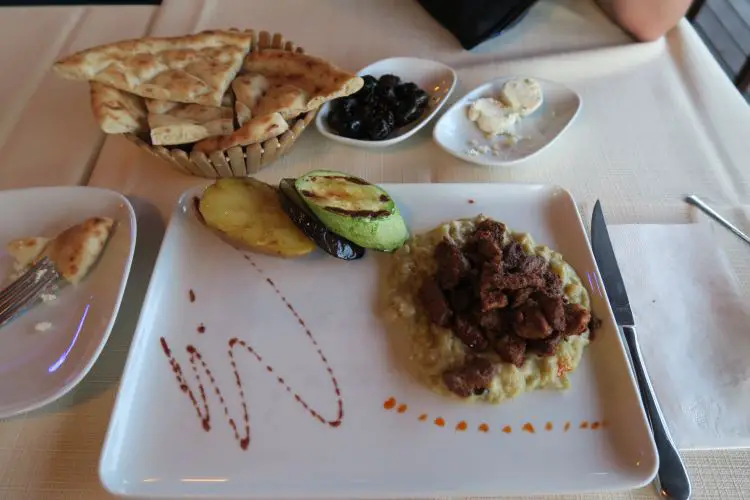 Das türkische Gericht "Der Sultan war Entzückt" mit Lammfleisch, Auberginen Püree, Brot und Mezze. 