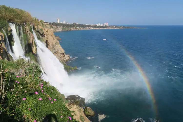 Ein Regenbogen ist am Düden Wasserfall in Antalya zu sehen. Er ist 40m hoch und fällt an den Klippen von Antalya direkt ins Meer hinab. 