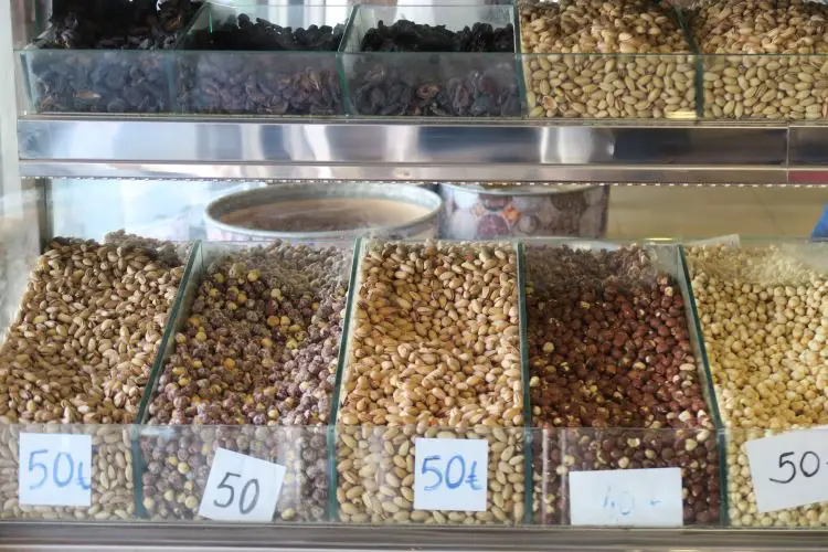 Die Auslage eines Geschäfts mit Nüssen in der Türkei.