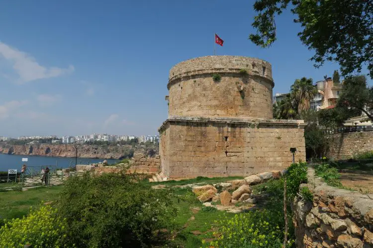 Der aus römischer Zeit stammende Hidirlikk Kulesi steht oberhalb des Yachthafens in Antalya.