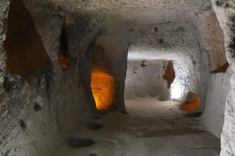 Ein Gang und Raum in einer Höhlenstadt in Kappadokien. 
