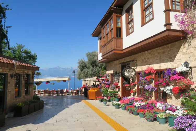 Das Hotel Odile befindet sich in einem alten Holz-Steinhaus in Antalyas Altstadt, direkt am Meer. 