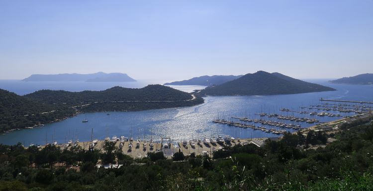 Der Yachthafen Kas, gesehen vom darüberliegenden Berg. Im Hintrgrund ist die griechische Insel Kastelorizo zu sehen.