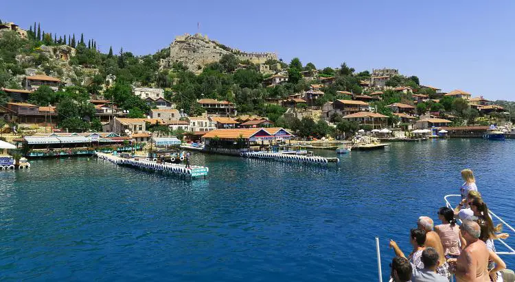 Der Blick von einem kleinen Schiff auf das Dorf Kaleköy und die Festung Simena. 