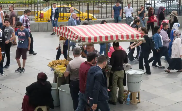 Ein kleiner Stand in Istanbul der Maiskoblen verkauft.