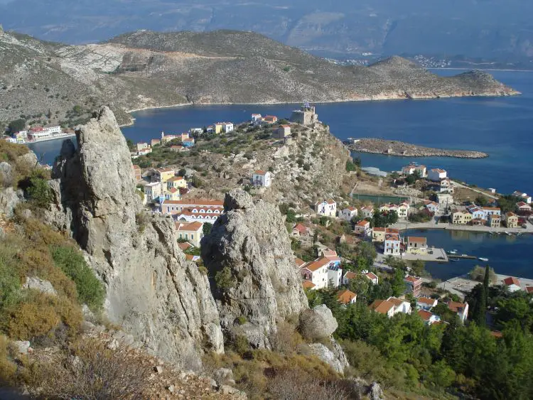 Das Dorf Mandraki auf der griechischen Insel Kastelorizo mit der türkischen Stadt Kas im Hintergrund. 