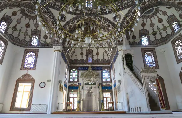 Das Innere einer rot-golden verzierten Moschee in Nevsehir, Kappadokien.