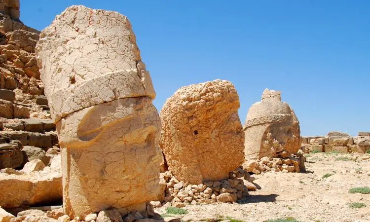 Die Götterstaturen am Nemrut Dagi bei Sonnenschein, blauen Himmel und guten Wetter im Frühling. 