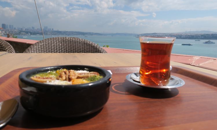 Eine Tasse Cay und die türkische Nachspeise Noah Asure Pudding im Restaurant des Topkapi Palast in Istanbul.