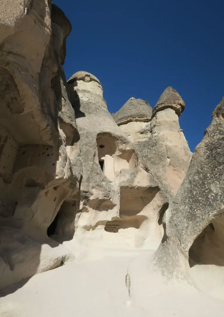 Eine schmale Schlucht zwischen Feenkaminenen in Kappadokien. 