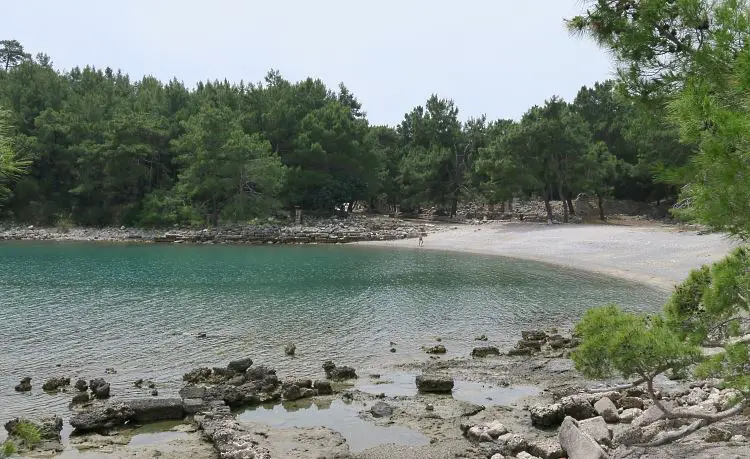 Der alte Kriegshafen von Phaselis ist heute eine wunderschöne Badebucht mit einem kleinen Sandstrand. 