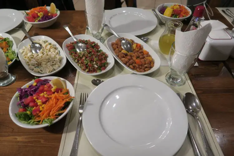 Zu einem typisch türkischen Essen gehören viele Vorspeisen. Es ist Ezme, Cacik, Hummus und vieles andere auf dem Foto zu sehen. , 