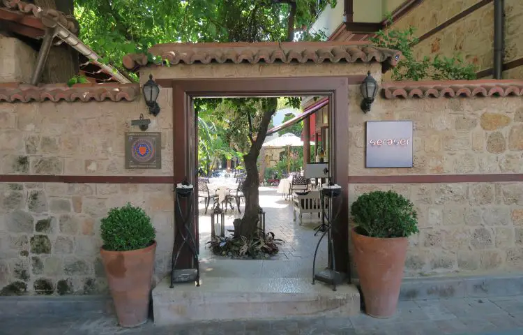 Der Eingang zum in einem osmanischen Steinhaus gelegenen Seraser Fine Dinging Restaurant in Antalya. 