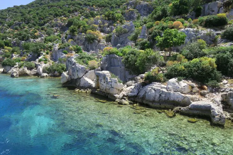 Das türkisblaue Meereswasser gibt den Blick auf die versunkenen Ruinen der antiken Stadt Simena an der Küste der Insel Kekova frei.