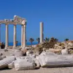 Das weiße Apollon Tempel ist das Wahrzeichen von Side. Er ist das deswegen für viele Deutsche ein Symbol für Türkei Pauschalreisen. Seine fünf erhalten gebliebenen Säulen stehen direkt am Meer in Side.
