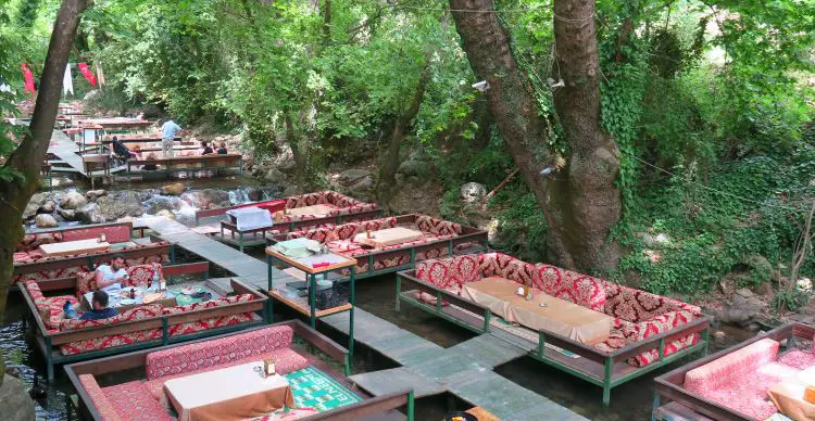 Die Sitzbänke in den Fischrestaurants sind auf kleine Holplattformen auf den Ulupinar Fluss gebaut worden.