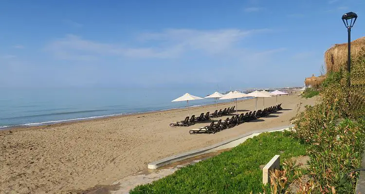 Liegestühle an einem Sandstrand in Belek, in der Türkei.