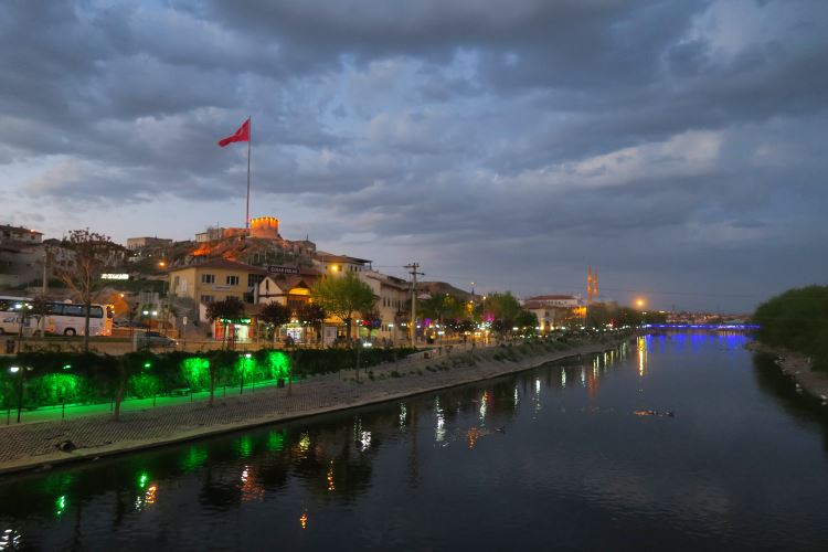 Ein Bild des Roten Fluss Fluss in Avanos in der Nacht. Die Lichter der nahen Innenstadt spiegeln sich im Wasser des Flusses.