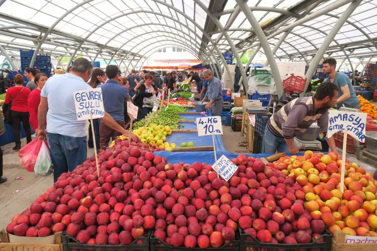 Ein bunter Stand mit Früchten, am Basar in Avanos in Kappadokien. 