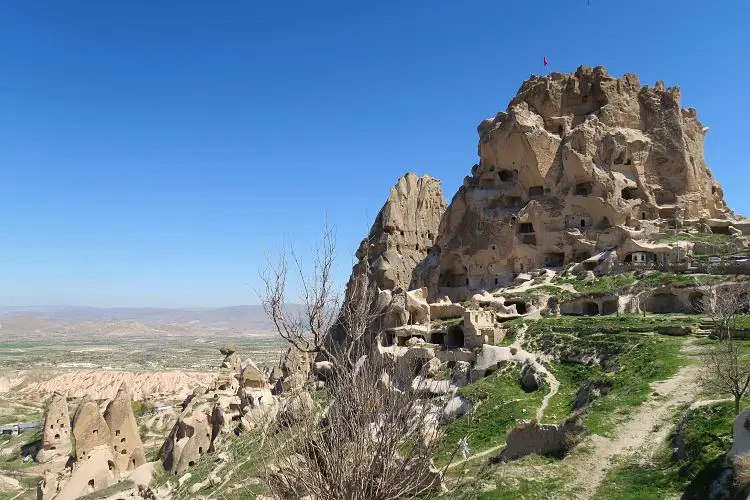 Ein Bild der Festung in Uchisar aus der Nähe mit dem darunterliegenden Tal im Hintergrund. 