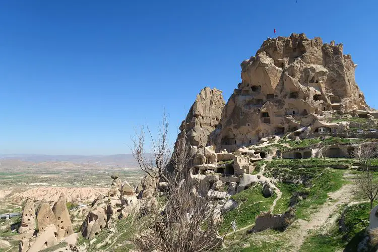 Ein Bild der Festung in Uchisar aus der Nähe mit dem darunterliegenden Tal im Hintergrund.