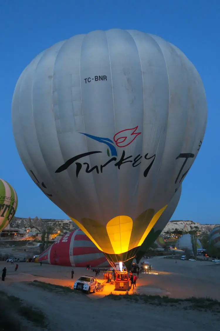 Ein Heißluftballon am Boden, kurz vor dem Start zum Morgengrauen in Kappadokien. 