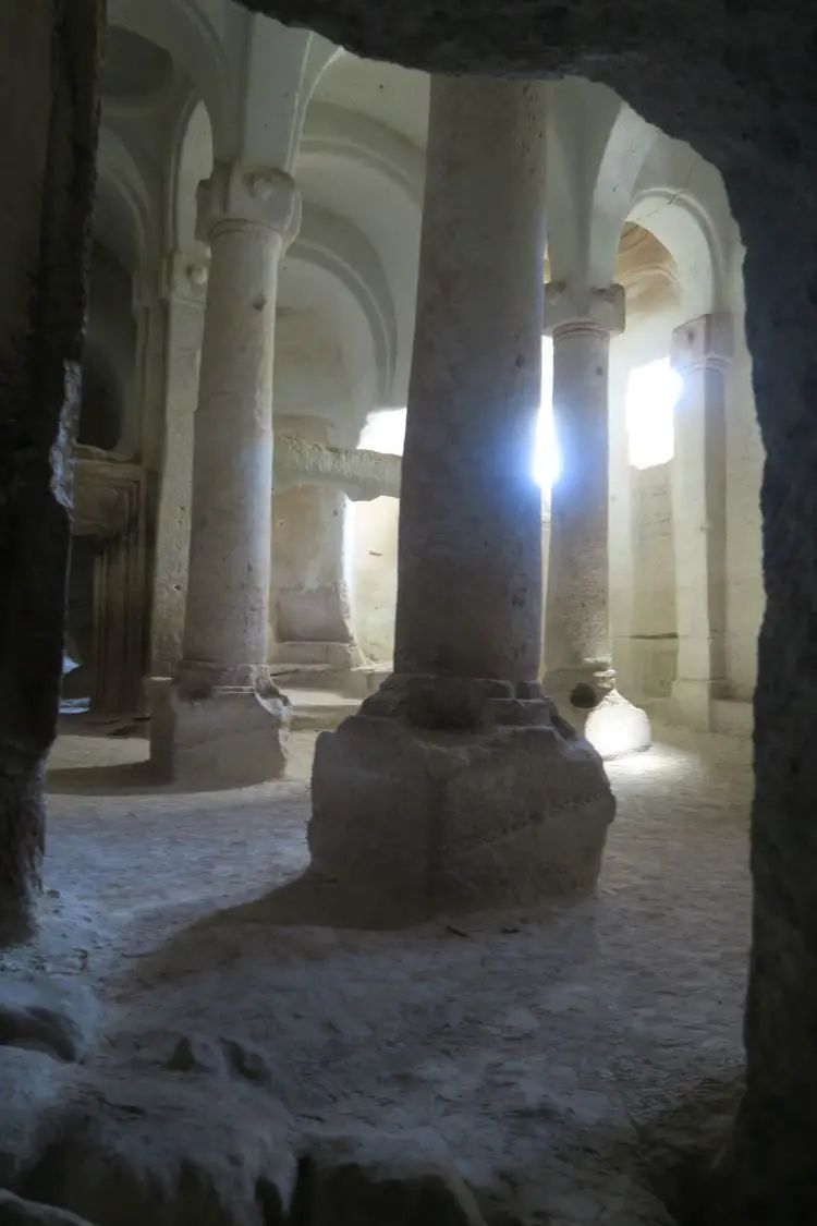 Bild des Inneren einer versteckten Höhlenkirche in Kappadokien.