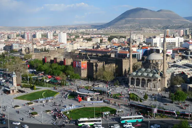 Die Festung und Moschee in der Innenstadt von Kayseri mit einem Vukankegel im Hintergrund.