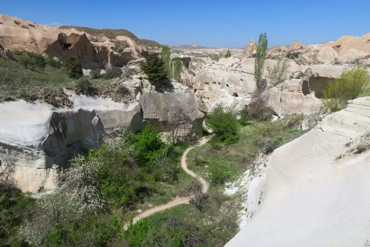 Der schmale Wanderweg durch das Rose Valley in Kappadokien in der Türkei. 