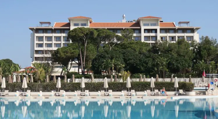 Das Haupthaus, der Pool und Liegestühle im Ela Quality Resort in Belek.