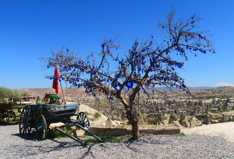 Hunderte Türkische Augen hängen auf einem Baum in Kappadokien, nahe Uchisar. 