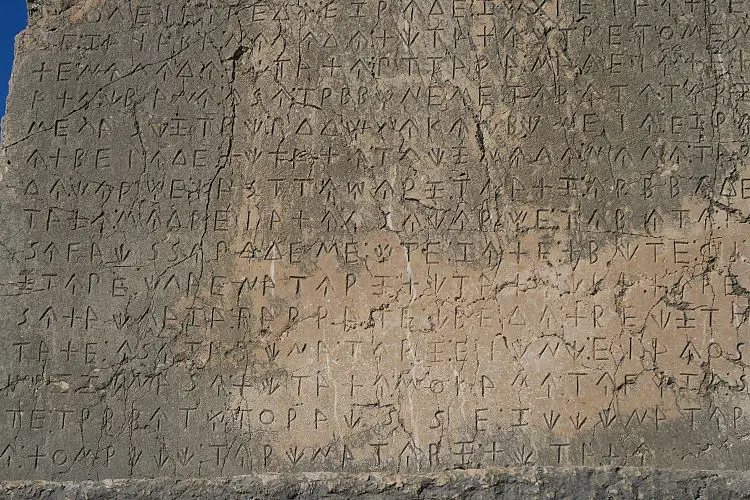 Lykische Schrift auf einem Pfeiler.