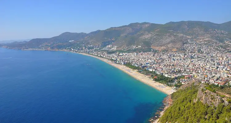 Der kilometerlange Kleopatra-Sandstrand in Alanya. Gesehen vom Burgberg von Alanya aus.