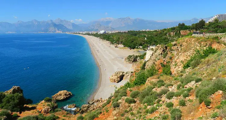 Der kilometerlange Konyaalti Strand mit Hotels in Antalya.