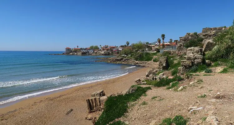 Der Sandstrand unterhalb der alten Stadmauern von Side in der Türkei.