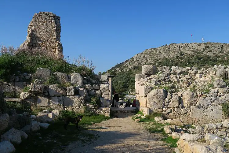 Blick von der Akropolis auf das Tor zum Römischen Theater.