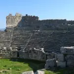 Die Sitzreihen und der Bühnenraum des römischen Theaters in den Ruinen von Xanthos.