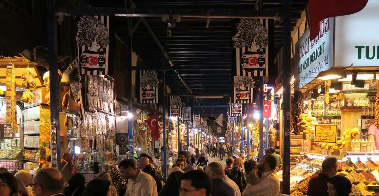 Der Agyptische Basar ist voller Stände und Läden die Essen und Street Food aus Istanbul verkaufen. 