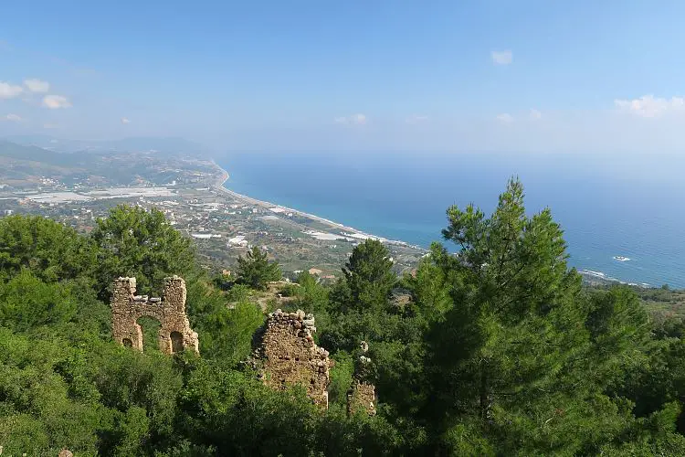 Der Blick vom Badehaus auf den Hügel, Wald, andere Ruinen und das Meer und den Strand in Alanya. 